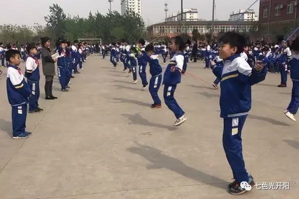 绳舞飞扬 跳出七彩童年——七色光第一小学组织跳绳比赛