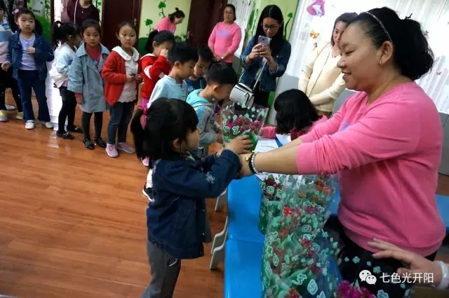 七色光学前班“爱的绽放”——我是辛勤的小园丁