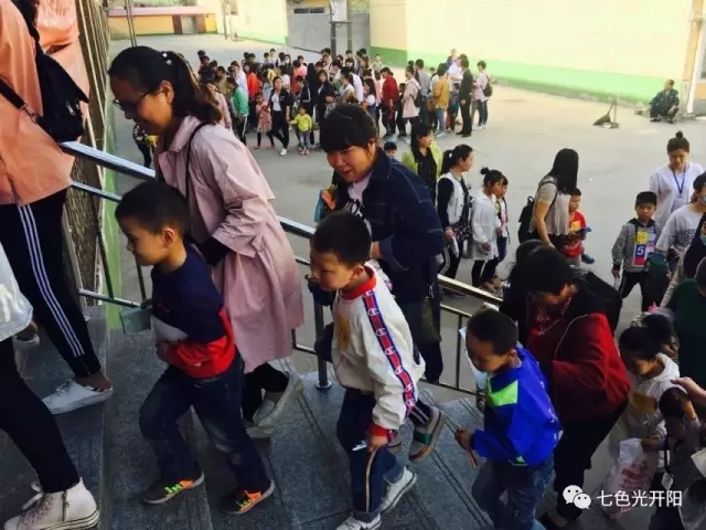 成安七色光小学组织一年级新生面试