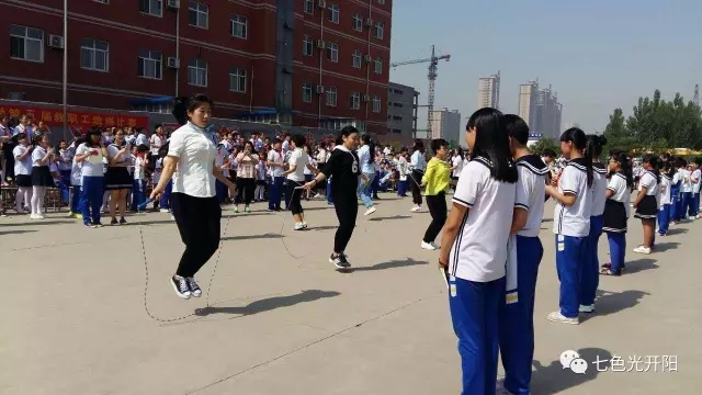 彩龙飞舞展示别样风采——七色光第一小学举行教师跳绳比赛