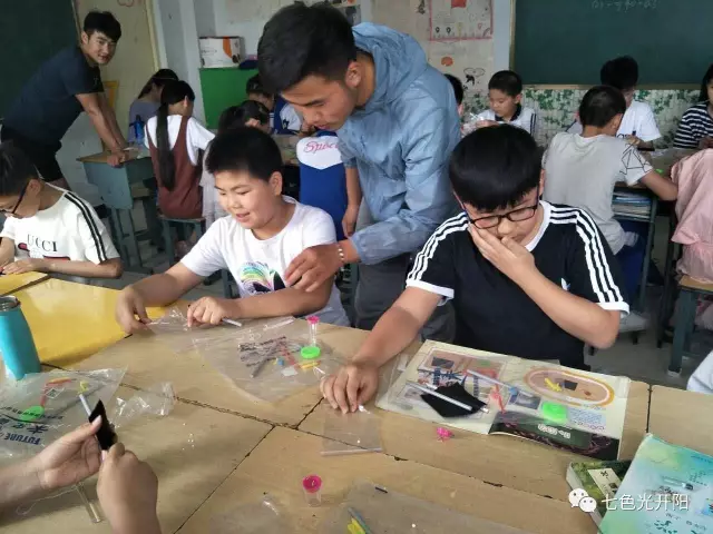 STEM课程进校园　提升学生综合素质——七色光小学科学社团活动
