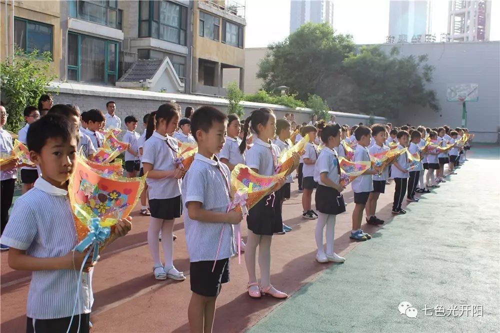 七色光开阳小学举行“浓情五月天，感恩母亲节”活动