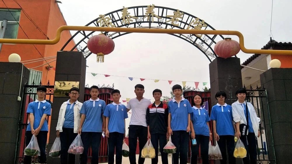 “浓浓敬老情，服务暖人心”——七色光开阳中学学生会代表走进养老院