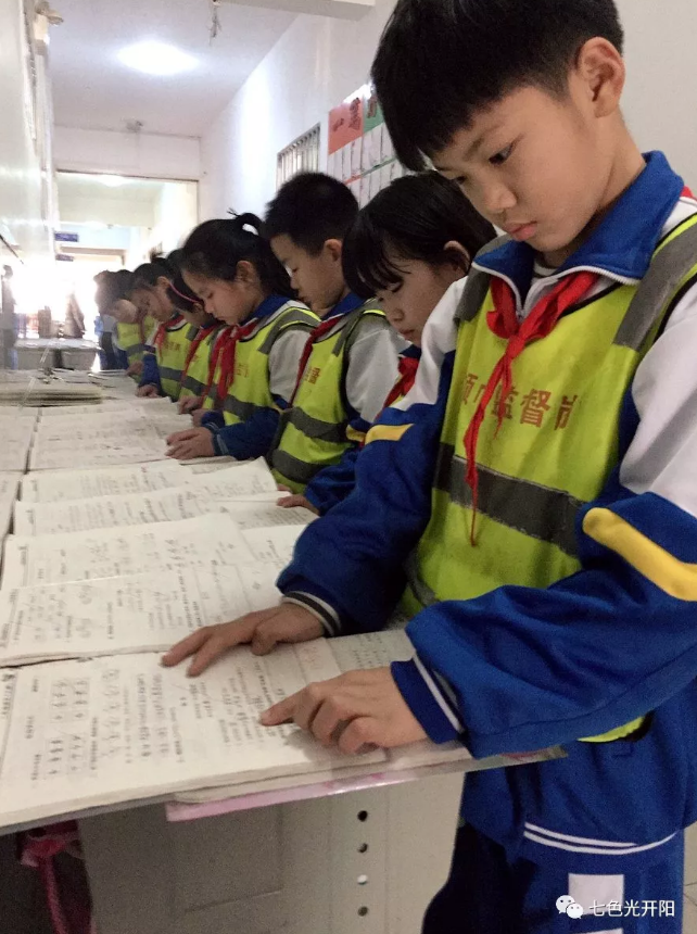 字里行间尽显美　赤橙黄绿绘童心──七色光第一小学举办作业展览