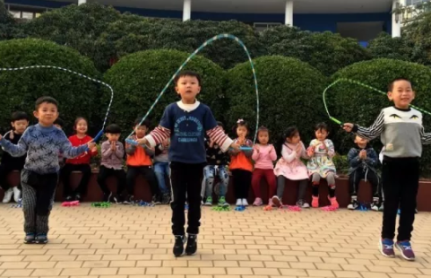 七色光开阳幼小衔接学校举行2017级新生跳绳比赛