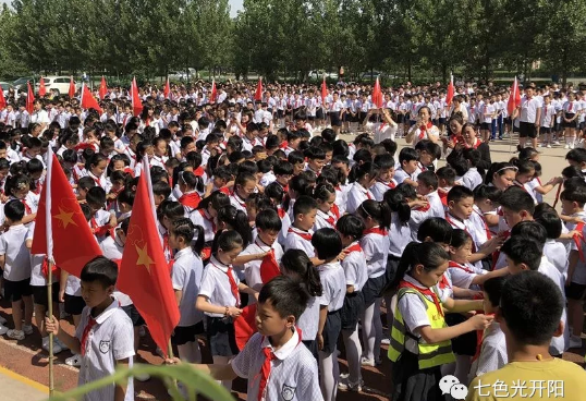 红领巾　成长梦——七色光第一小学举办少先队入队活动