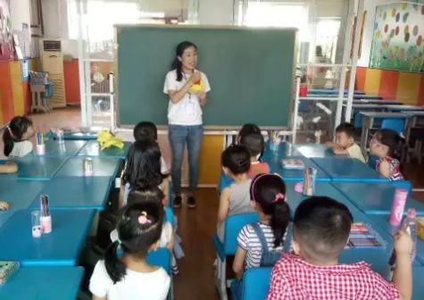 七色光学前班“迎六一”活动——手绘小黄帽