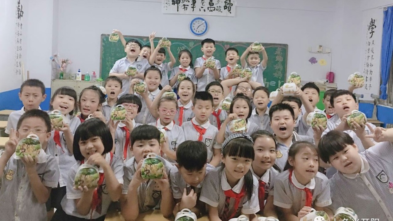 月儿圆，月饼甜，我们的校园乐翻天——七色光第一小学迎中秋做月饼活动