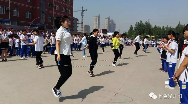 彩龙飞舞展示别样风采——七色光第一小学举行教师跳绳比赛
