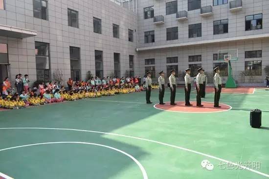 中心园组织小朋友参观南程庄政府专职消防队