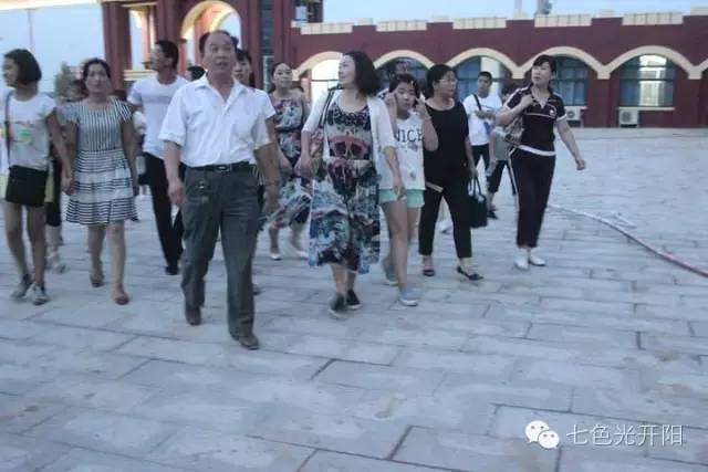 七色光开阳中学举办“印象开阳”大型音乐喷泉欣赏活动