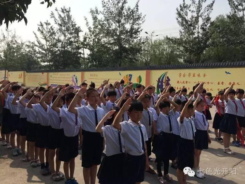 七色光第三小学举行第三届少先队员入队仪式