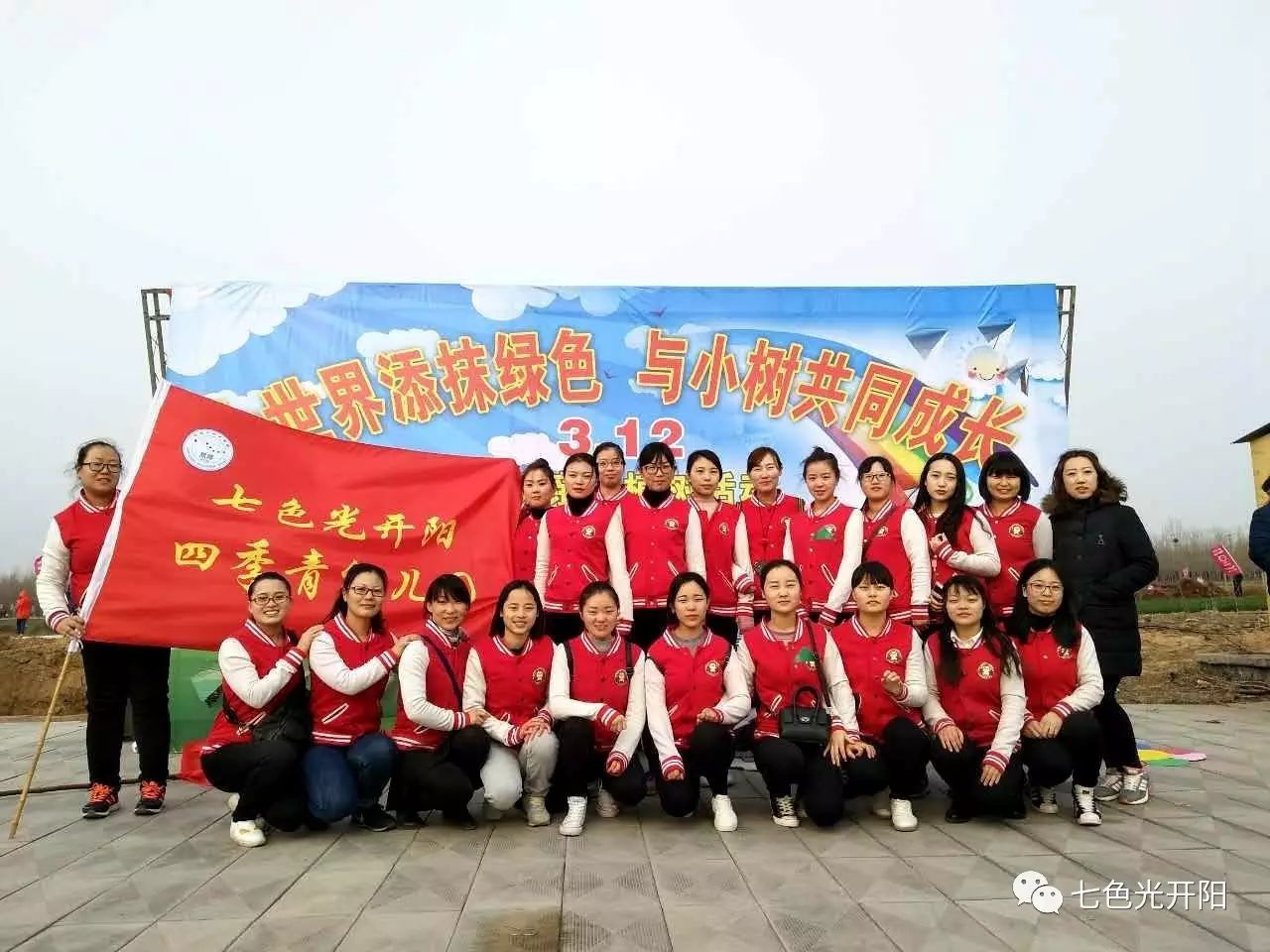 瞧，这些幼儿园的宝宝们大早起的跑出来干什么？