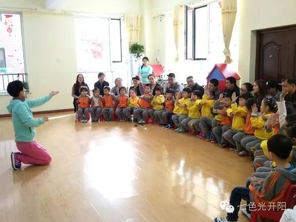 “孩子回到家为什么那么高兴？入园后变化为啥这么大？” ——七色光中心园“家长开放日”让您分享孩子的快乐！