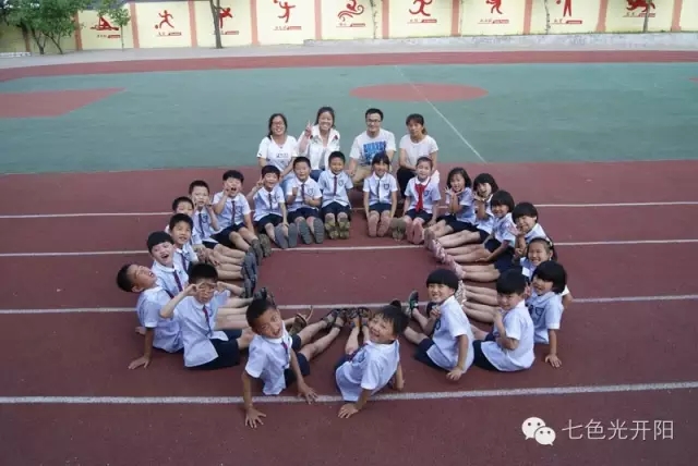 灿烂笑容记录快乐童年！