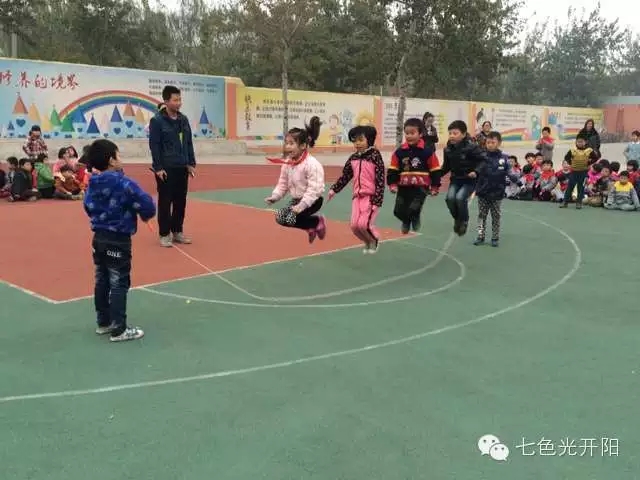 “绳”采飞扬 跳出健康  ——七色光第三小学跳绳比赛