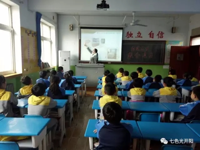 七色光开阳第三小学组织抗震疏散演练