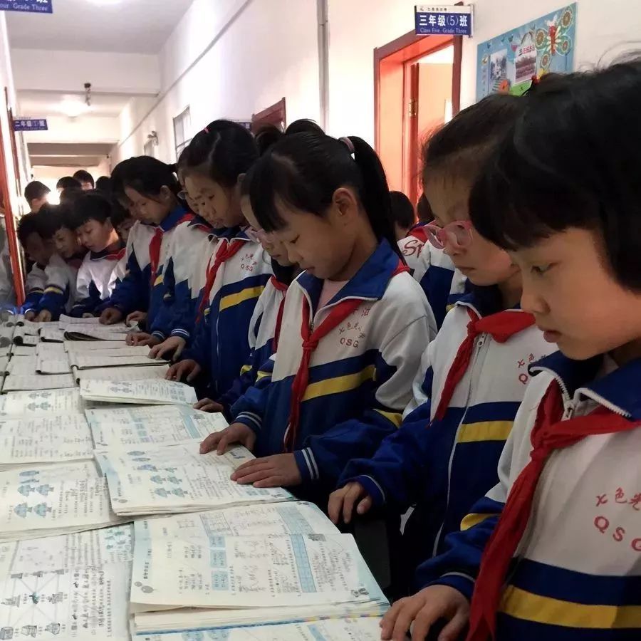 字里行间尽显美　赤橙黄绿绘童心──七色光第一小学举办作业展览