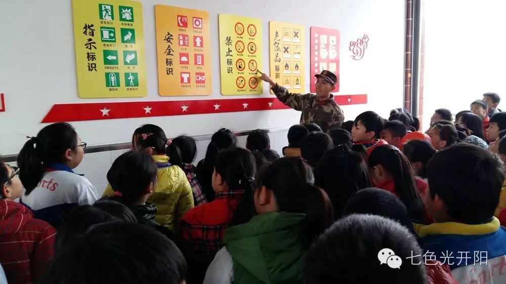 参观消防队 提高安全意识