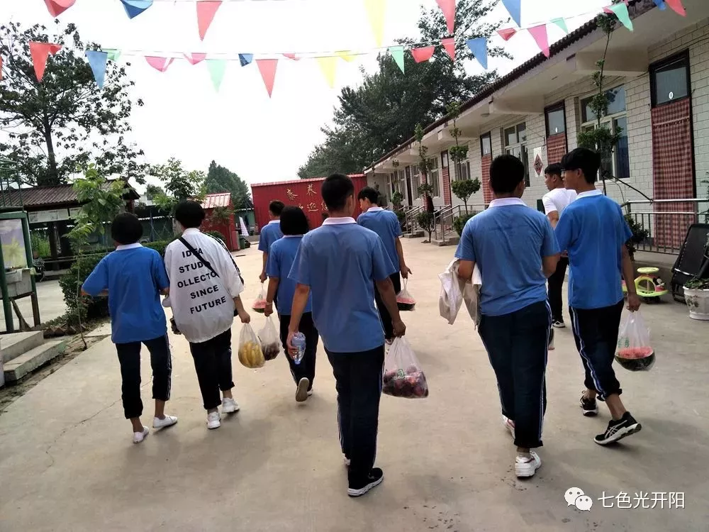 “浓浓敬老情，服务暖人心”——七色光开阳中学学生会代表走进养老院