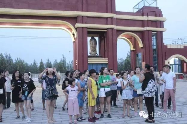 七色光开阳中学举办“印象开阳”大型音乐喷泉欣赏活动