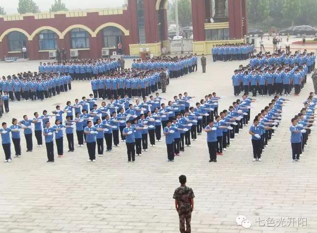 七色光开阳中学军训汇演暨感恩教育活动有声有色