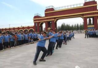 七色光开阳中学举行拔河比赛