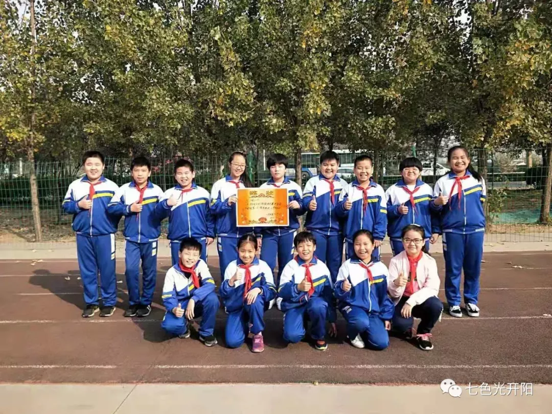 体力的较量　耐力的拼搏——七色光第一小学举行拔河比赛