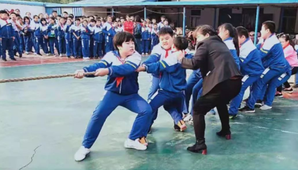体力的较量　耐力的拼搏——七色光第一小学举行拔河比赛