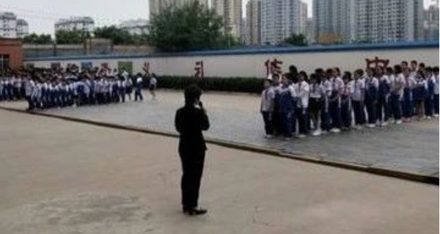 关爱生命　防患于未然——七色光小学防震减灾疏散演练