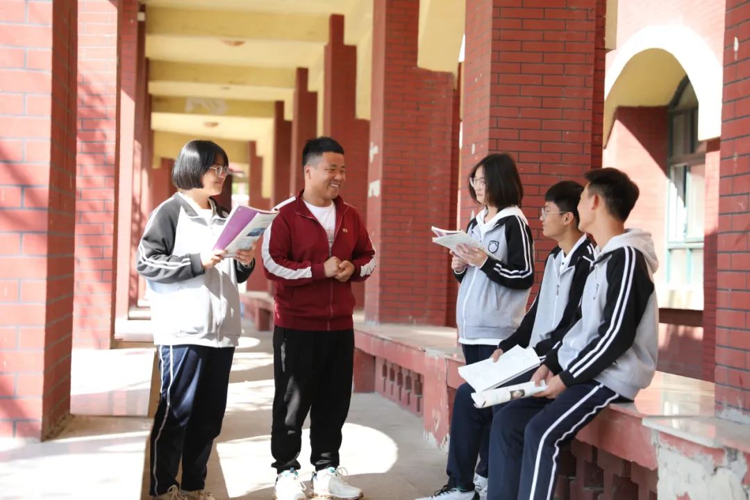 用师爱播撒善和美的种子——开阳中学师德师风宣传教育活动