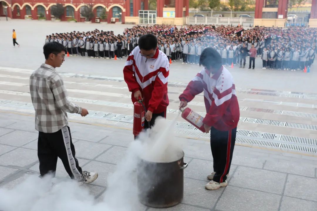 【安全绝无小事，责任重于泰山】开阳中学举行消防安全应急疏散演练活动圆满成功